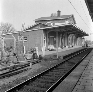 153104 Gezicht op de perronzijde van het N.S.-station Harderwijk te Harderwijk.